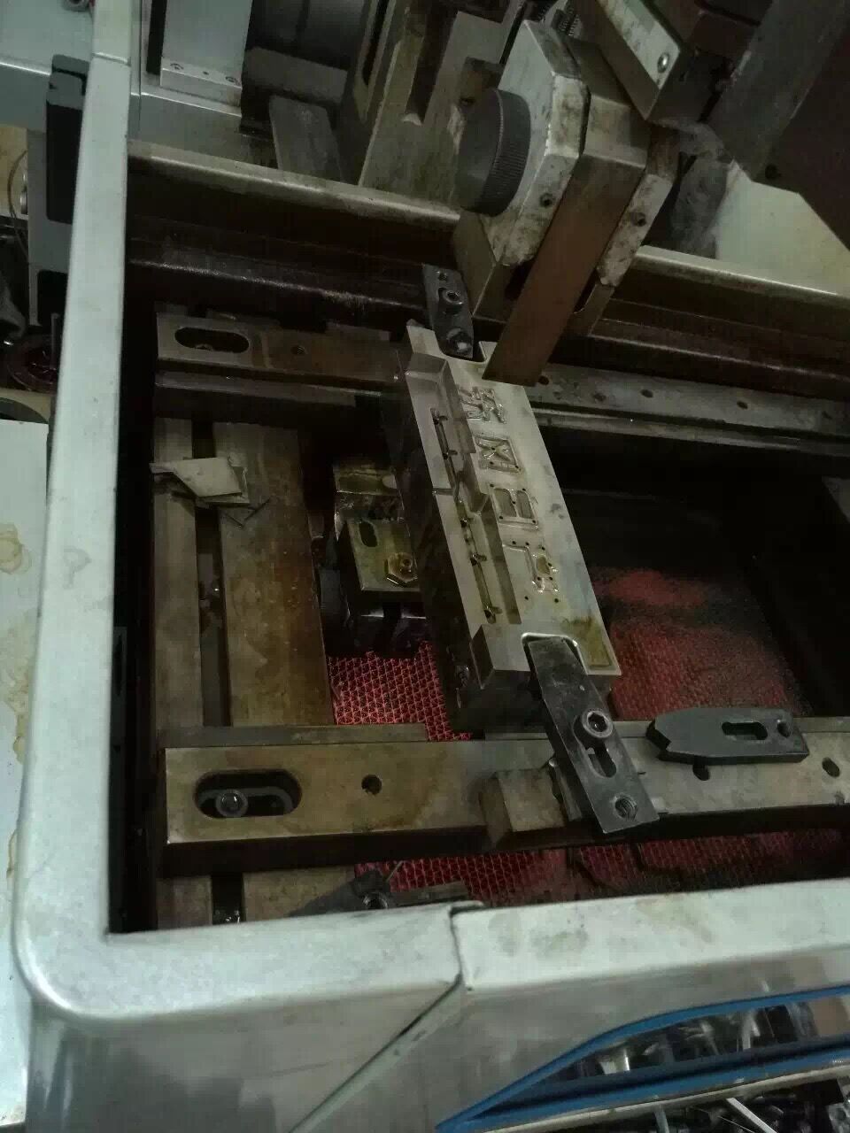电火花线切割机床加工产品过程
